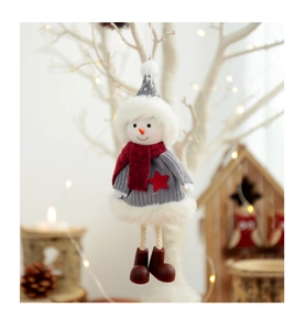 Detail eines Plüsch-Schneemanns mit grauem Strickpullover und roten Stiefeln am Baum