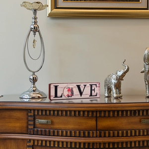 Rustikales Weihnachts-LOVE-Schild aus Holz mit Zwerg-Motiv auf natürlichem Holztisch