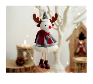 Detail eines Plüsch-Weihnachtsrentiers mit rotem Schal an einem geschmückten Baum