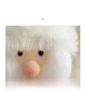 Detailansicht vom weichen Plüschbart und der Nase eines handgemachten Weihnachtswichtels