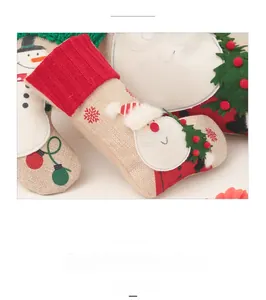 Detail der Weihnachtssocke mit 3D Weihnachtsmann und Schneemann Bestickung aus Leinen