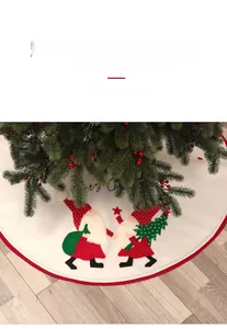 Jupe de sapin de Noël en peluche avec broderie de gnome et texte Merry Christmas