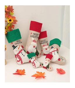 Details von Weihnachtsstrümpfen aus Sackleinen mit Stickerei und Strickbündchen