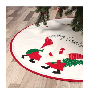 Détail de jupe de sapin de Noël en peluche blanche avec broderies de nains festifs