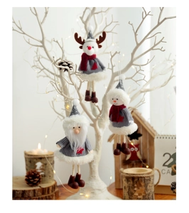 Drei Plüsch-Weihnachtsanhänger mit Weihnachtsmann, Schneemann und Rentier in grauen Strickwaren