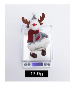 Makrofoto eines Plüsch-Rentiers für Weihnachten auf einer Digitalwaage mit 17,9 Gramm