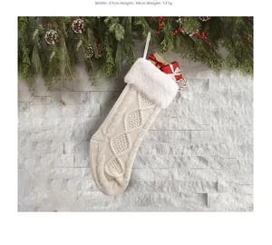 Detail einer gestrickten Weihnachtssocke mit Pelzrand an einer festlichen Wand