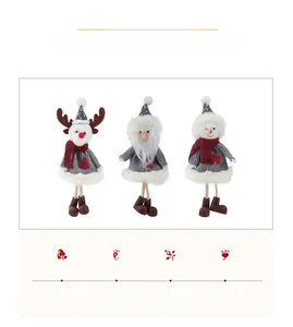 Nahaufnahme von Plüsch-Weihnachtsmann-, Schneemann- und Rentier-Anhängern für den Baum