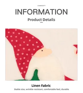 Détail du pied de sapin de Noël en lin avec gnome brodé et finitions en fausse fourrure