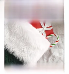 Nahaufnahme der weißen Kunstpelz-Textur einer Weihnachtsstrumpf mit festlicher Deko