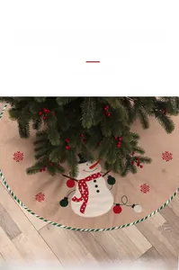Dettaglio del copribase per albero di Natale in iuta con ricamo a pupazzo di neve