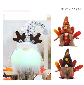 Detalle del gnomo de Navidad de felpa con LED, astas de reno y diseño de cola de pavo