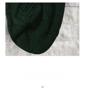 Makroaufnahme dunkelgrüner grob gestrickter Weihnachtssocken mit dicker Textur-Detail