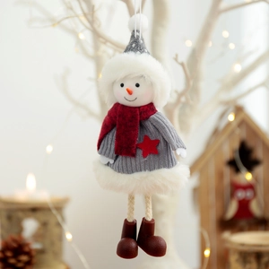 Plüsch-Schneemann-Anhänger in grauem Strickpullover und rotem Schal am Weihnachtsbaum