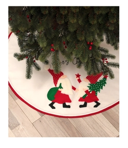 Vue détaillée de la jupe de sapin de Noël blanche avec motifs de nains sans visage brodés