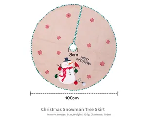 Dettaglio del copribase per albero di Natale da 108 cm con pupazzo di neve e testo augurale