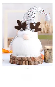 Detalle de gnomo con lentejuelas y astas de reno en base de madera para Navidad