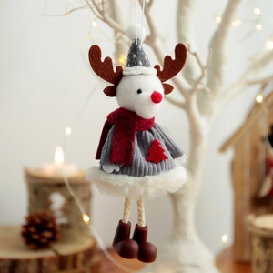 Süßer Plüsch-Rentier-Weihnachtsbaumschmuck mit grauem Strickpullover und rotem Schal