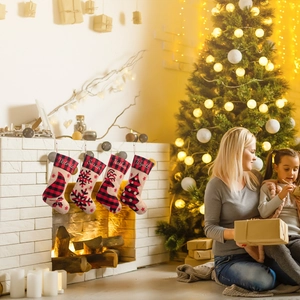 Set di quattro calze natalizie personalizzate con motivi scozzesi e sagome festive