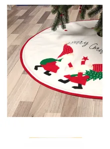 Détail du tapis de sapin de Noël en peluche avec broderie gnome et Merry Christmas