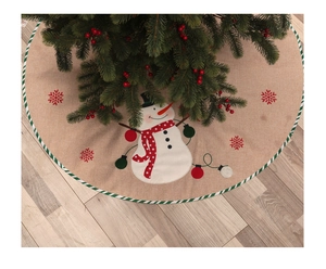 Dettaglio del tappeto per albero di Natale in iuta con ricamo pupazzo di neve e bordo verde