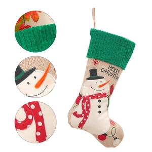 Weihnachtsstrumpf aus Leinen mit Schneemann-Stickerei und Merry Christmas Dekoration