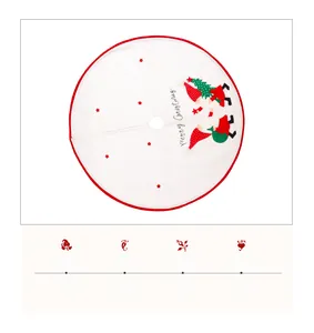 Broderie détaillée de nains et texte Joyeux Noël sur un tapis de sapin de Noël blanc