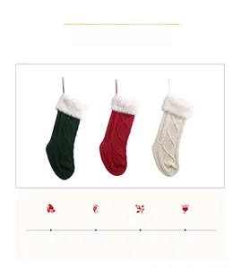 Detail von Plüsch-Strick-Weihnachtssocken in Grün, Burgunder und Weiß mit Kunstfell-Bündchen