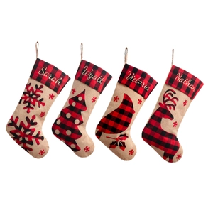 Set di 4 calze natalizie rustiche in iuta con risvolto a quadri rossi e motivi di renne
