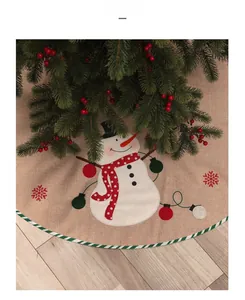 Dettaglio ravvicinato della gonna per albero di Natale con pupazzo di neve ricamato e fiocchi