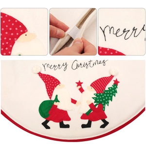 Jupe de sapin de Noël blanche avec gnomes brodés et texte Merry Christmas