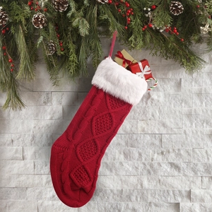 Klassischer roter Weihnachtssocke aus Strick mit weißem Pelzrand für die Weihnachtsdeko