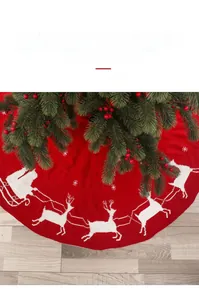 Dettaglio della gonna per albero di Natale rossa lavorata a maglia con renne e slitte