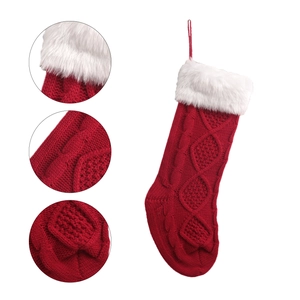 Klassischer roter Weihnachtsstrumpf mit Zopfmuster, weißem Kunstfellrand und Aufhängeschlaufe