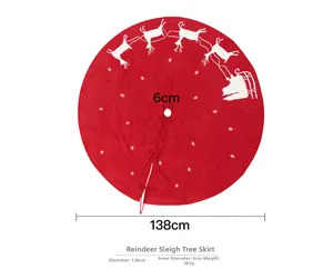 Dettaglio del copribase per albero di Natale in maglia rossa con ricamo di renne
