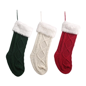 Dreierpack gestrickte Weihnachtssocken in Rot, Grün und Weiß mit weichem Plüschrand am Bund