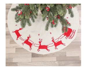 Dettaglio della gonna per albero di Natale in maglia bianca con motivi di renne rosse