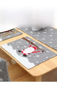 Weihnachts Tischläufer und Platzsets Set mit Weihnachtsmann und weißen Schneeflocken