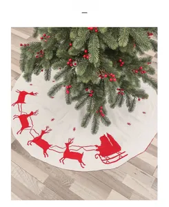 Dettaglio della gonna per albero di Natale in maglia con renne e fiocchi di neve rossi
