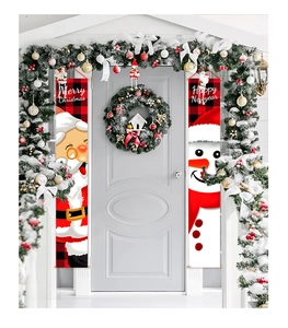 Dettaglio degli striscioni natalizi per porta con Babbo Natale e pupazzo di neve