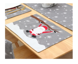 Detail eines Weihnachts-Tischläufers mit besticktem Weihnachtsmann auf Leinen