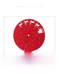 Dettaglio della gonna per albero di Natale rossa con renne e fiocchi di neve lavorati