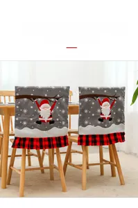 Dettaglio coprisedia natalizio con ricamo di Babbo Natale e bordo a quadretti rossi neri