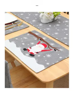 Detail von Weihnachts-Tischläufer und Platzset aus Leinen mit Stickerei und Schneeflocken