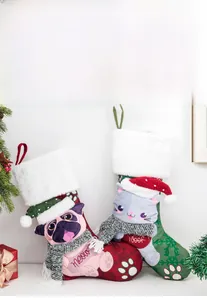 Details der Plüsch-Weihnachtsstrümpfe mit 3D-Mops und Kätzchen sowie Schneeflockenmustern