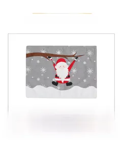 Detail einer bestickten Weihnachtsmann-Tischmatte aus Leinen mit weißen Schneeflocken