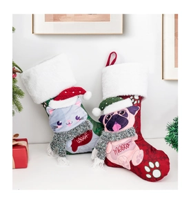 Detailansicht der Weihnachtssocken mit Mops- und Katzenmotiven und Plüschbesatz
