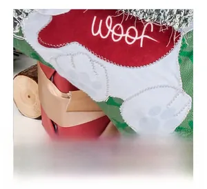 Detailaufnahme der Woof-Stickerei und der feinen Nähte an der Weihnachts-Hundesocke