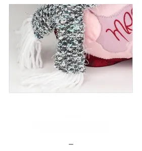 Makro-Detail von Weihnachtsstrumpf mit grauer Strickmütze und roter Merry-Stickerei
