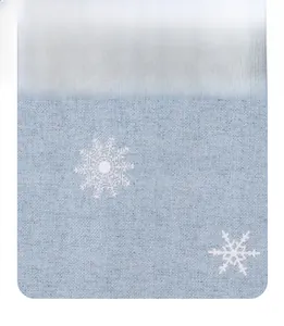 Détail du chemin de table bleu clair avec texture lin et motifs de flocons de neige